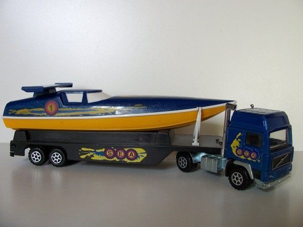 camion remorque porte bateau Extreme Majorette, échelle 1/87