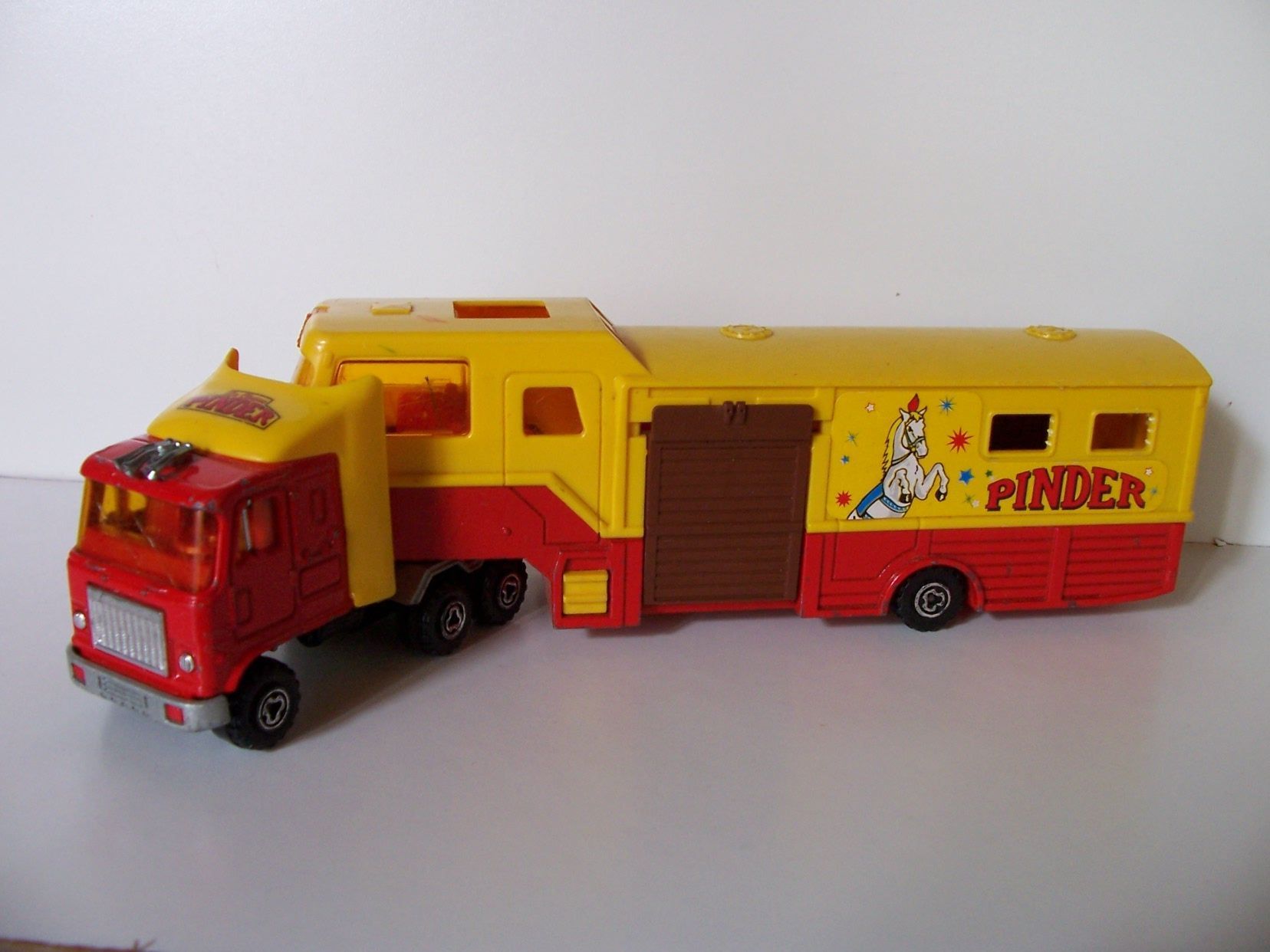 voiture cirque pinder